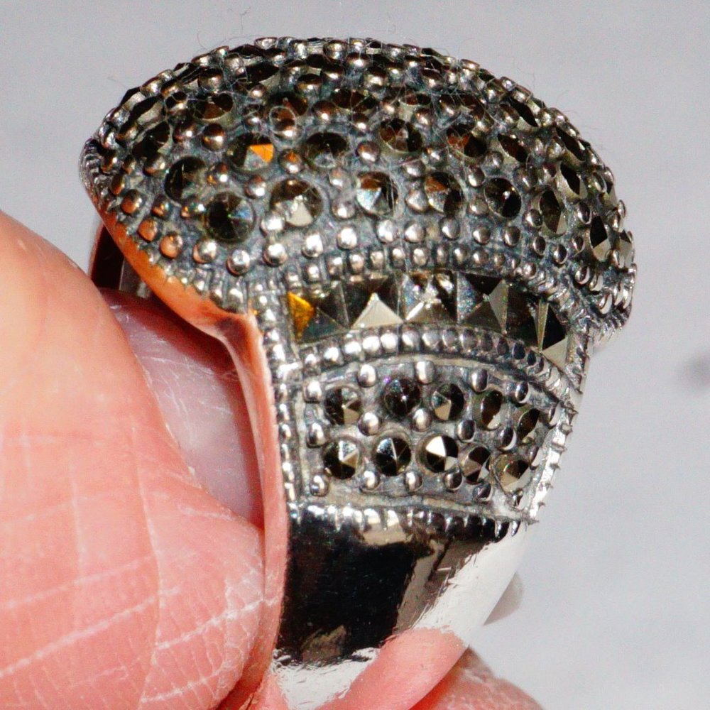 925 SILVER AND MARCASITE DOMED RING - Picture 5 of 7